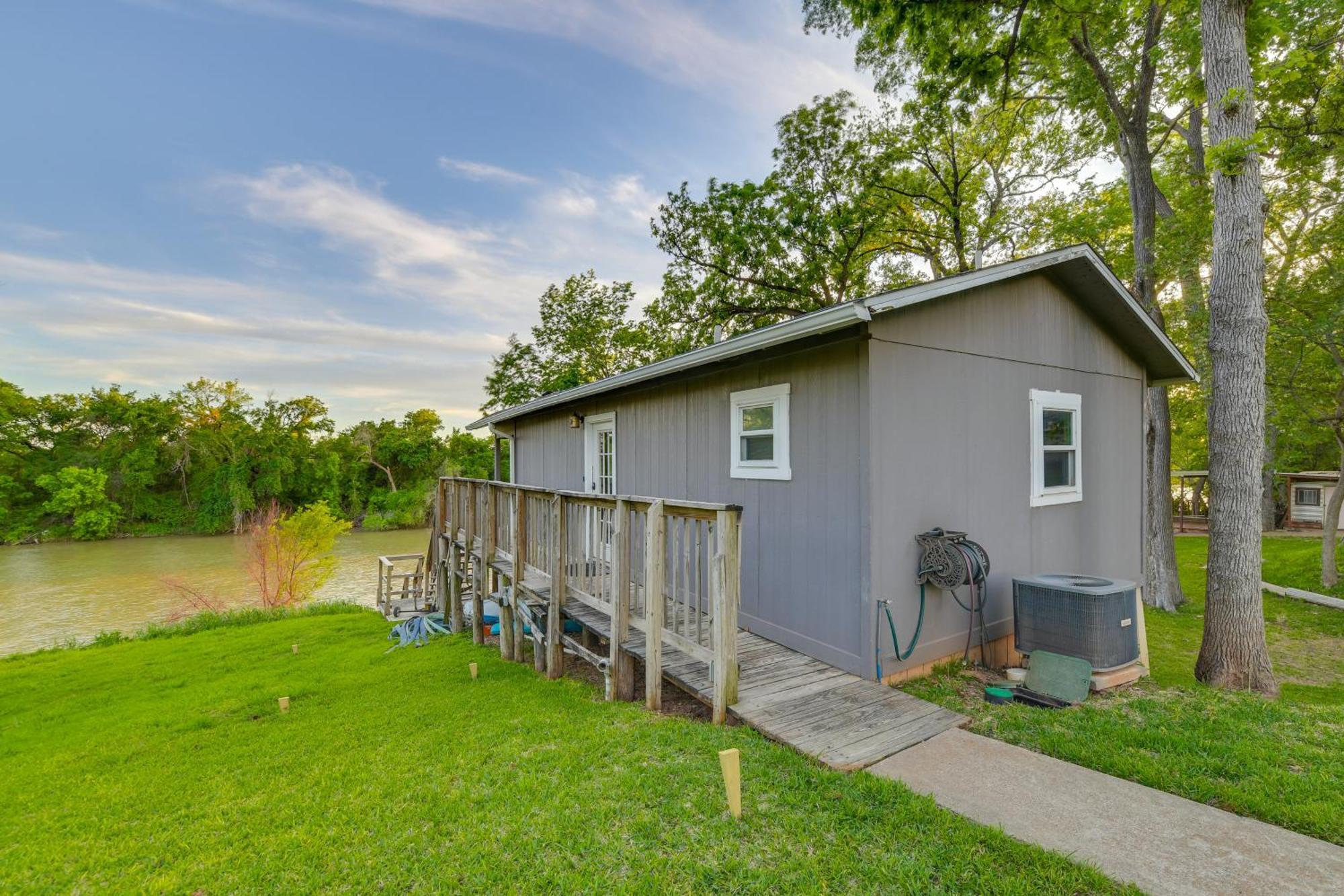 Apartamento Rustic River Cabin With Dock And Covered Deck! Waco Exterior foto