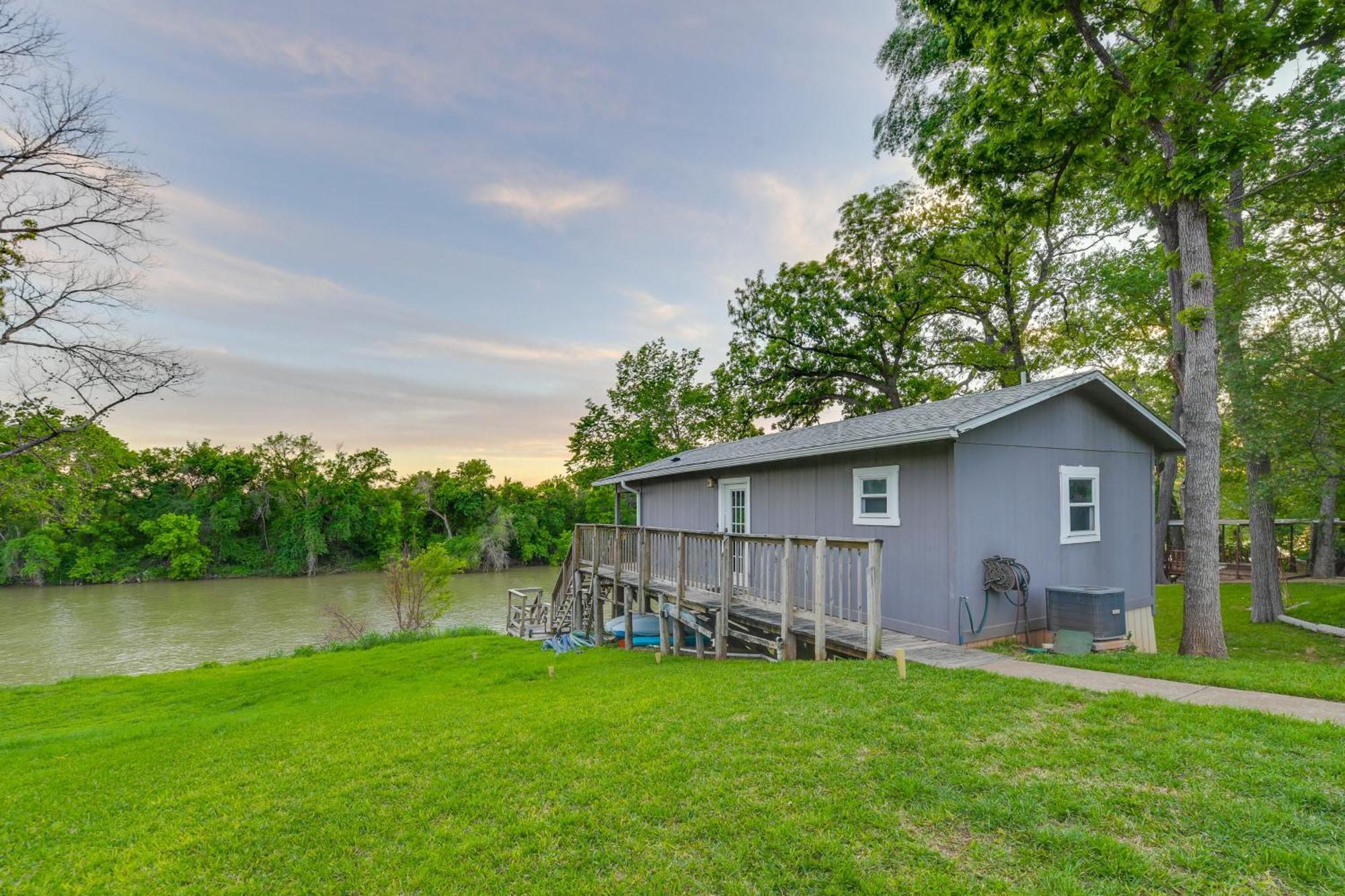 Apartamento Rustic River Cabin With Dock And Covered Deck! Waco Exterior foto