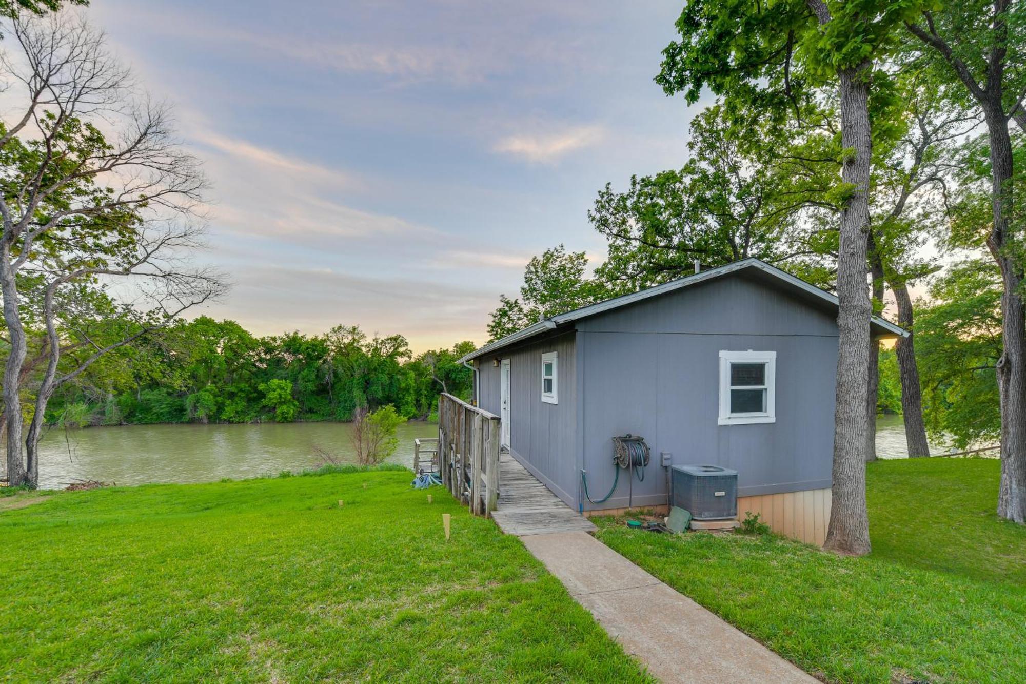 Apartamento Rustic River Cabin With Dock And Covered Deck! Waco Exterior foto